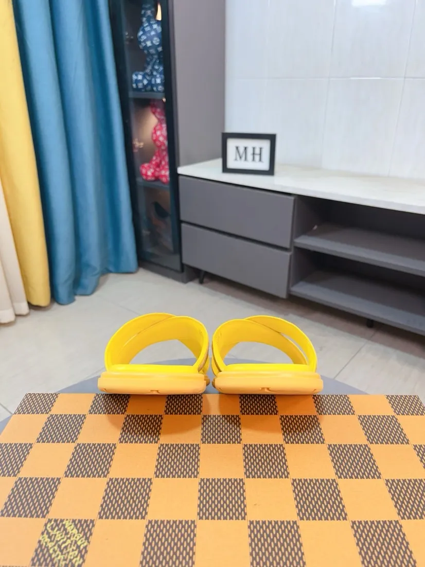Men's shoes 💰340🌹🌹 (lv-Louis Vuitton) New men's slippers, high-end boutique, exquisite embossed logo decoration on the upper, fine workmanship, super soft soles, casual, loose and comfortable, a must-have in summer! \nsize：38-44